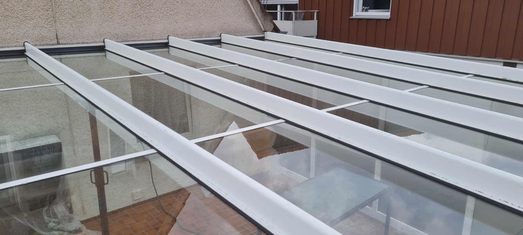 Gereinigtes Glasdach nach der Reinigung, Vergleich 1