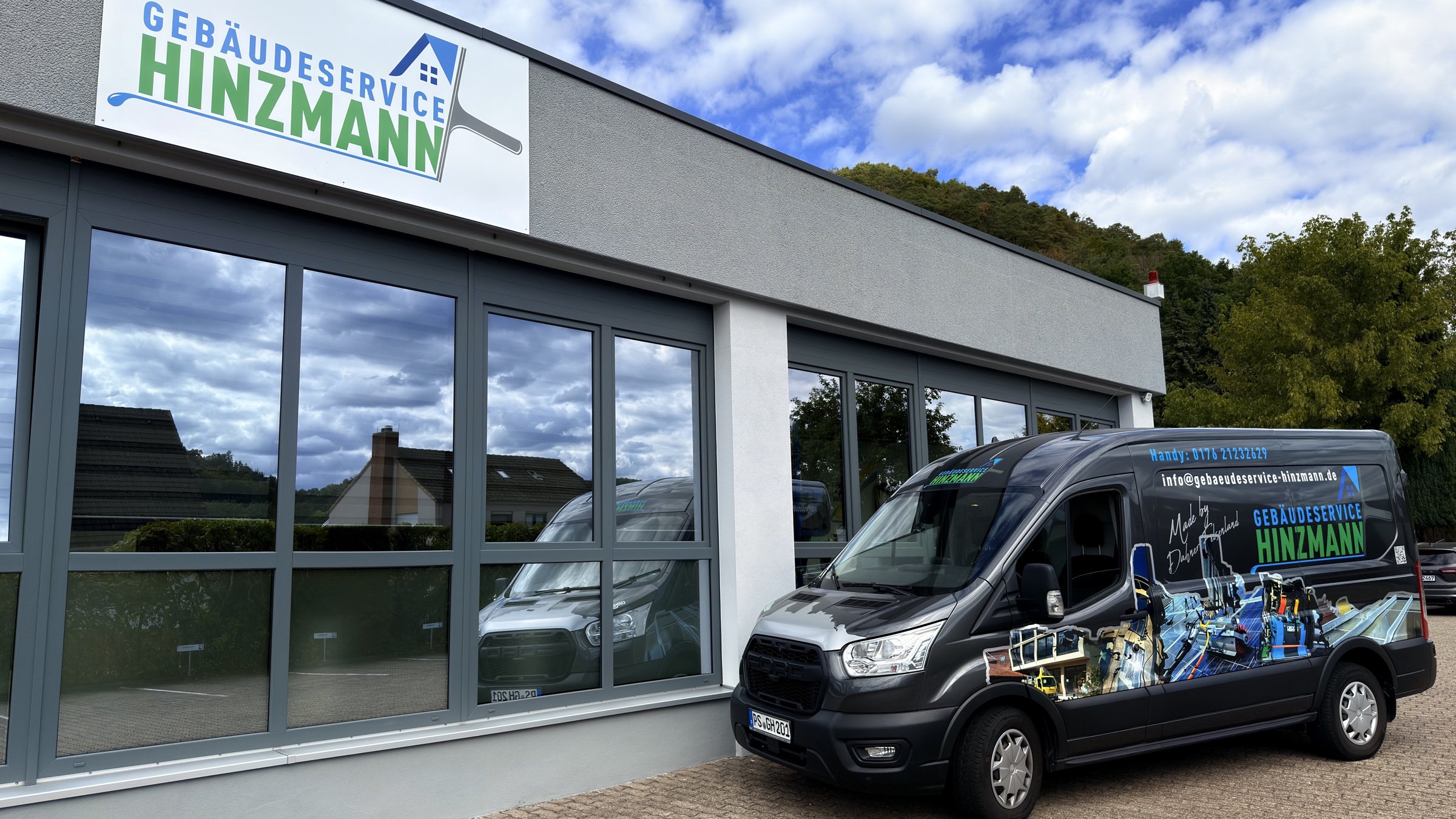 Firmengebäude und Servicefahrzeug des Gebäudeservice Hinzmann in Dahn