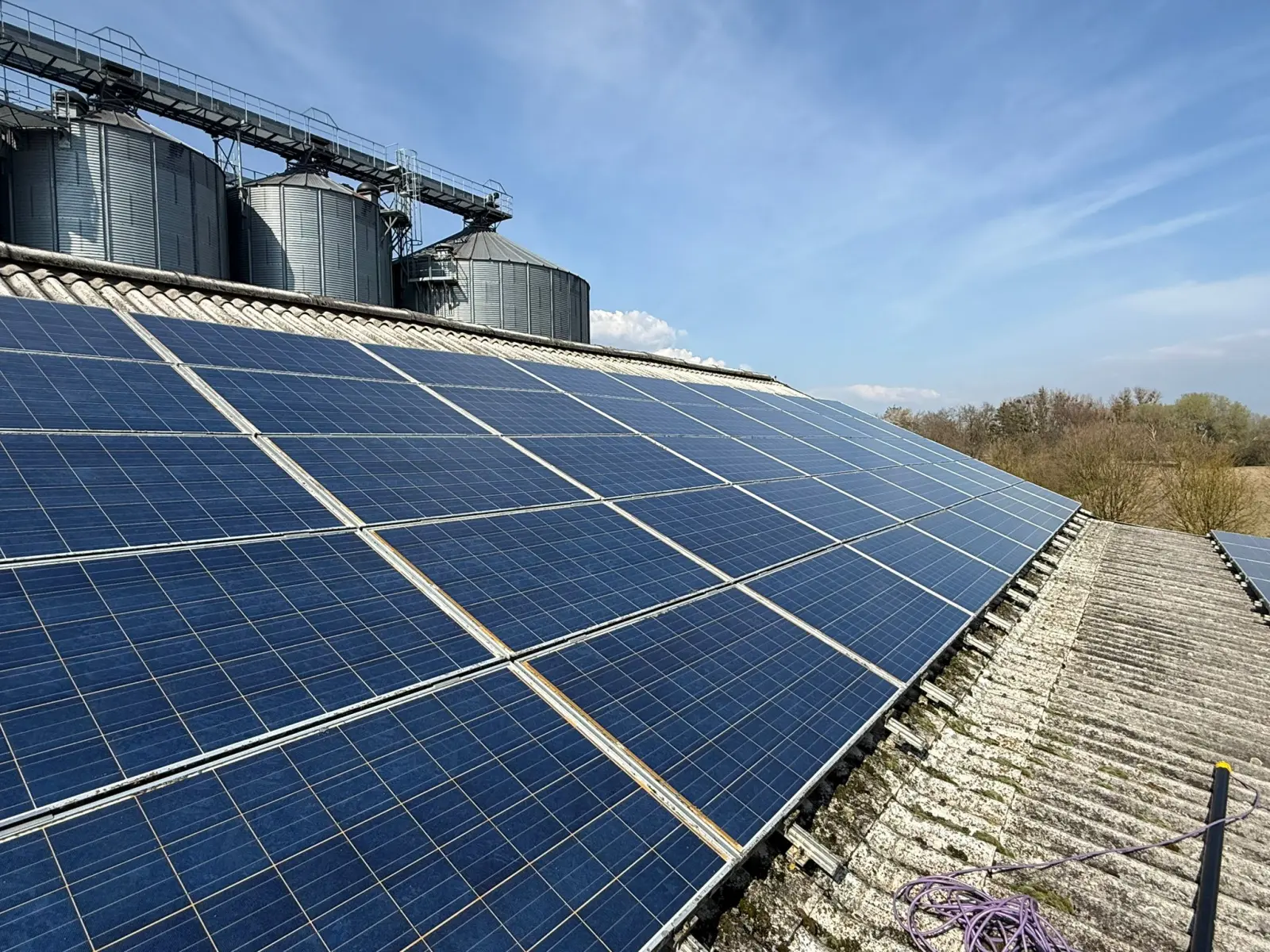 Gereinigte Photovoltaikanlage am Industrieobjekt