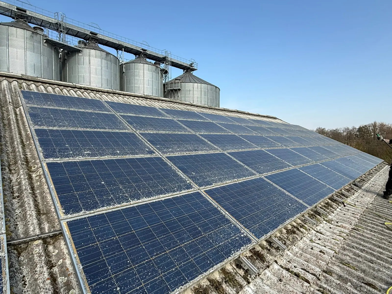 Photovoltaikanlage am Industrieobjekt mit sichtbaren Ablagerungen vor der Reinigung