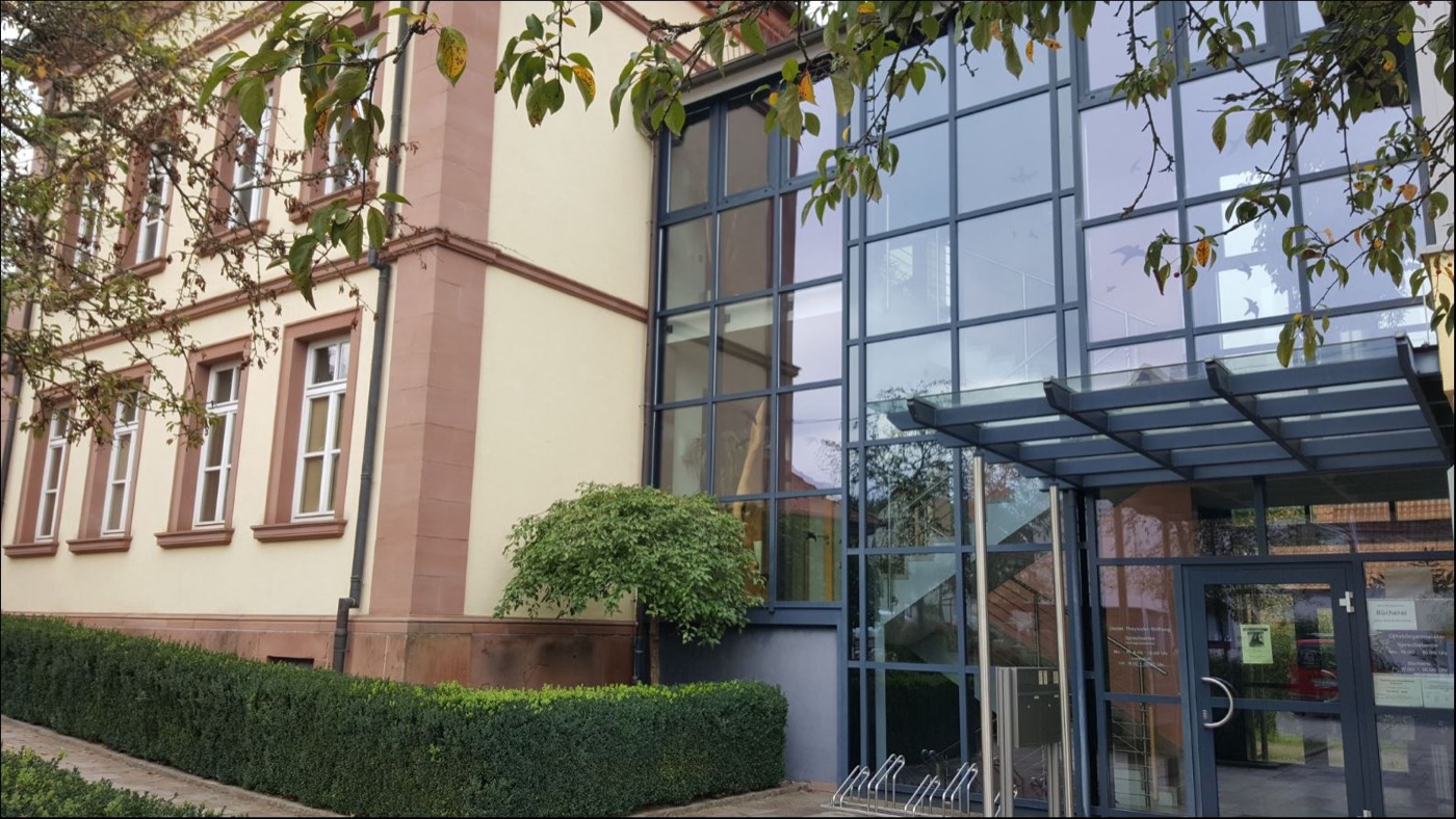 Glasfassade am Eingang der Daniel-Theysohn-Stiftung in Ludwigswinkel